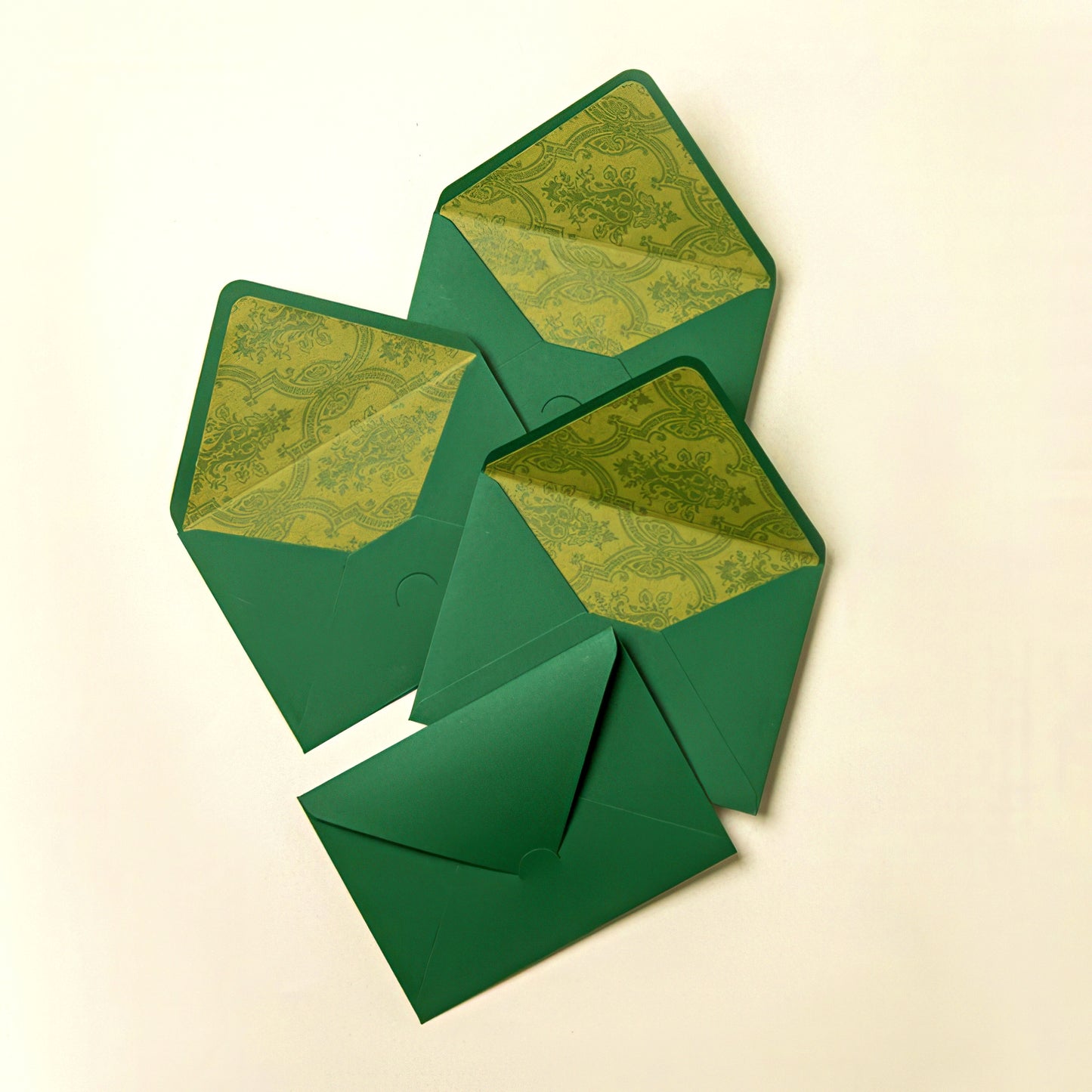 Envelopes with Inner Royal Patterns