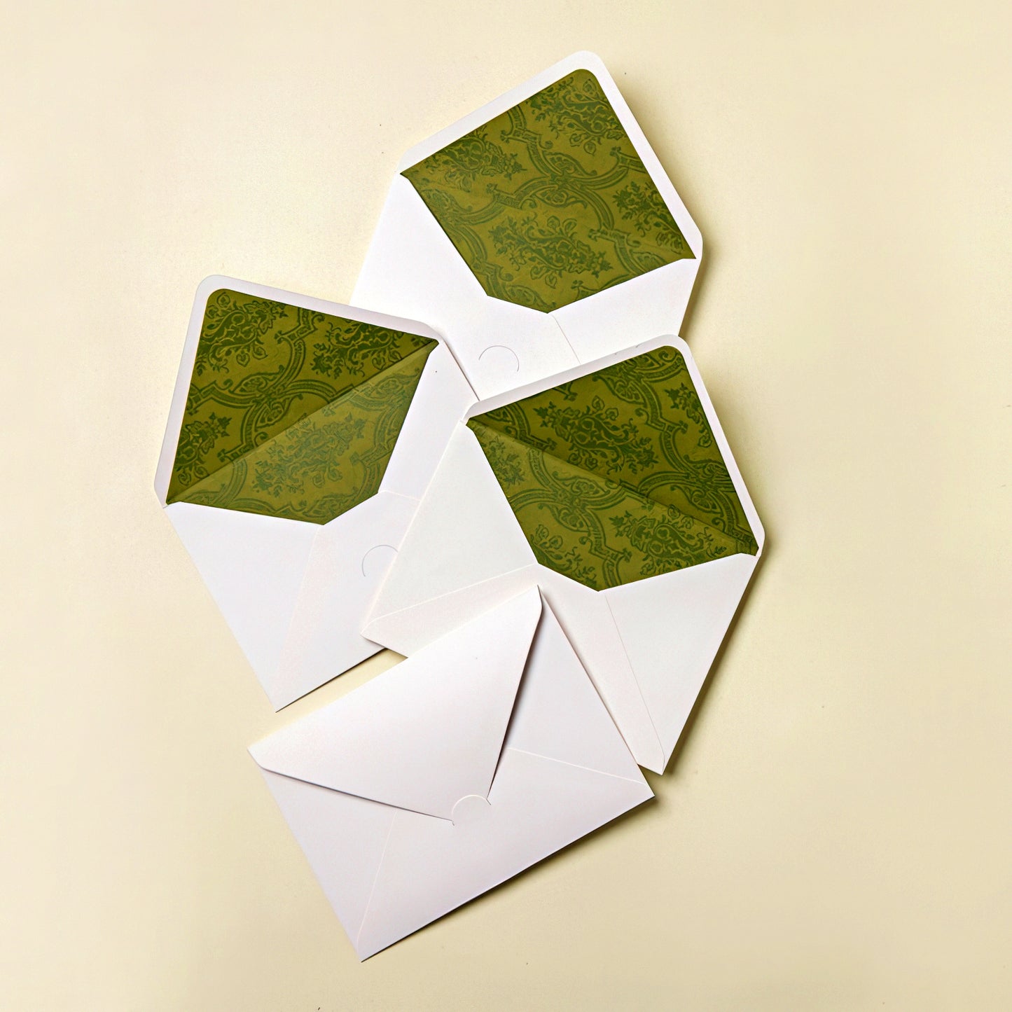 Envelopes with Inner Royal Patterns