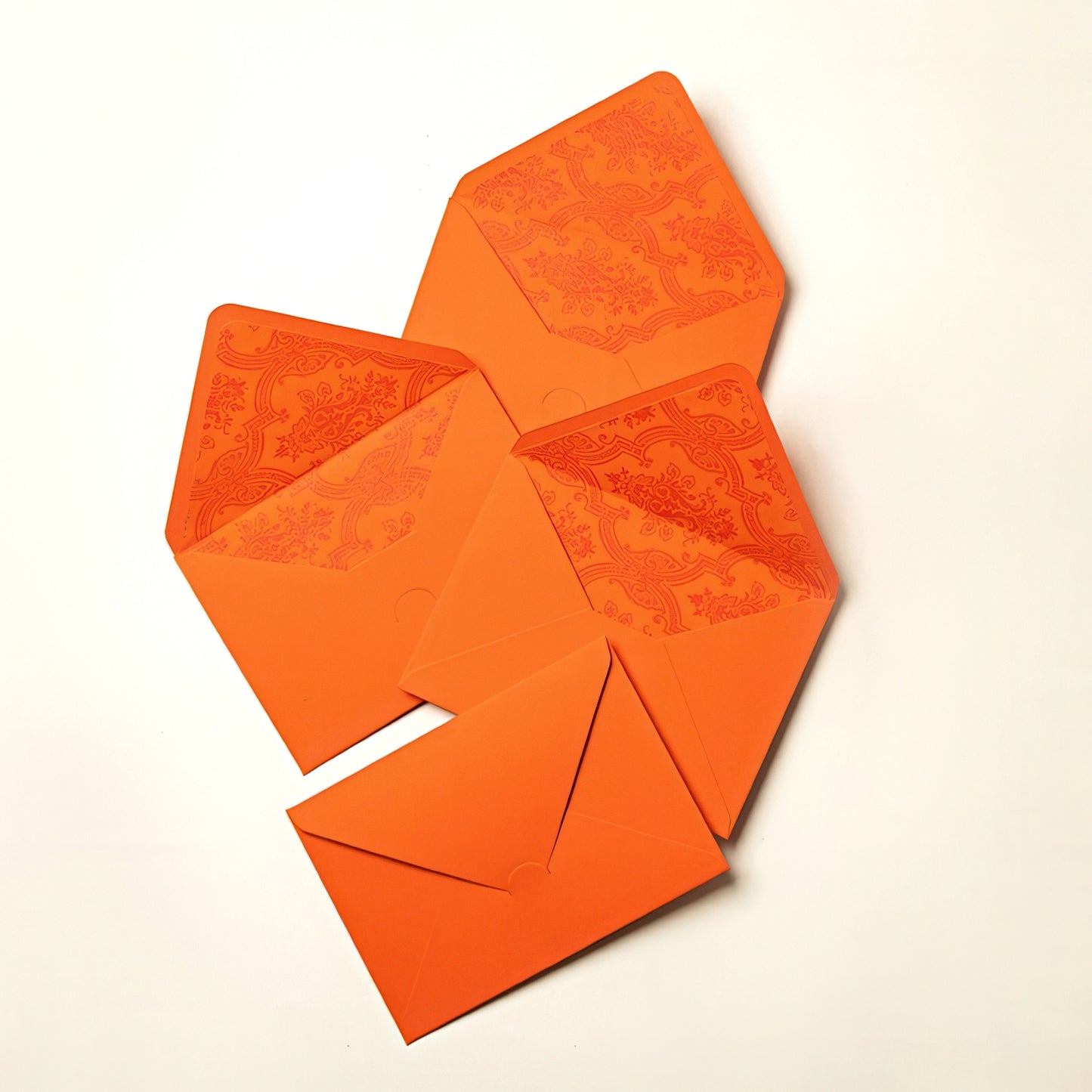 Envelopes with Inner Royal Patterns