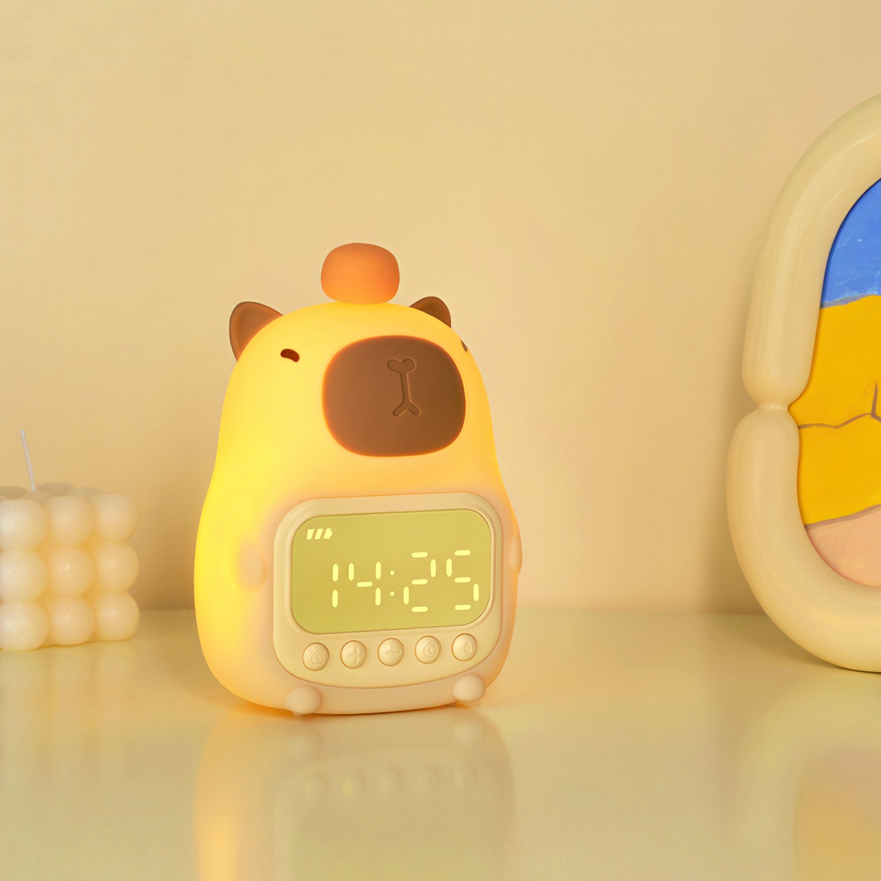 Children's alarm clock with cabubara design on a yellow background